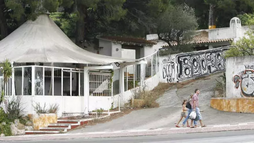 Estructura circular del Pachá en ruinas — techo tipo carpa, grafiti BOOM BOX, vegetación 2018